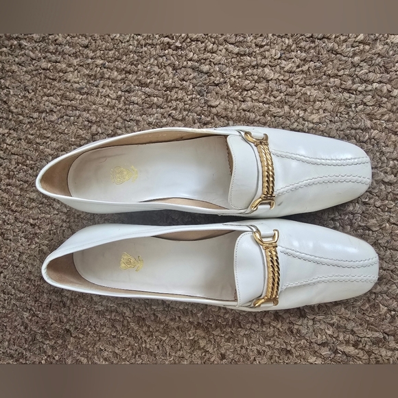Gucci Elegant White Loafers with Gold Accent - Picture 1 of 9